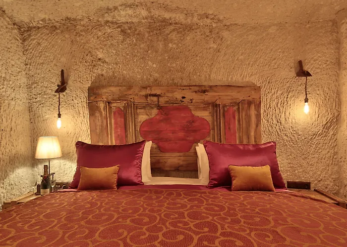 מלון The Owl Cave 3*